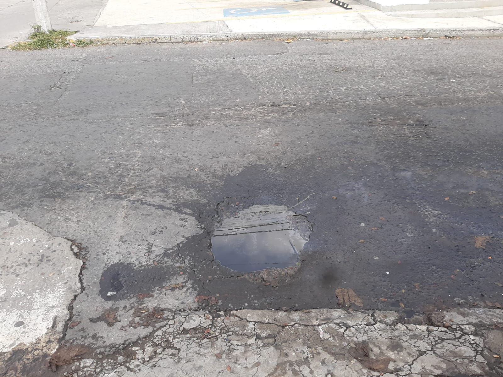 Reportan vecinos fuga de agua en centro porteño
