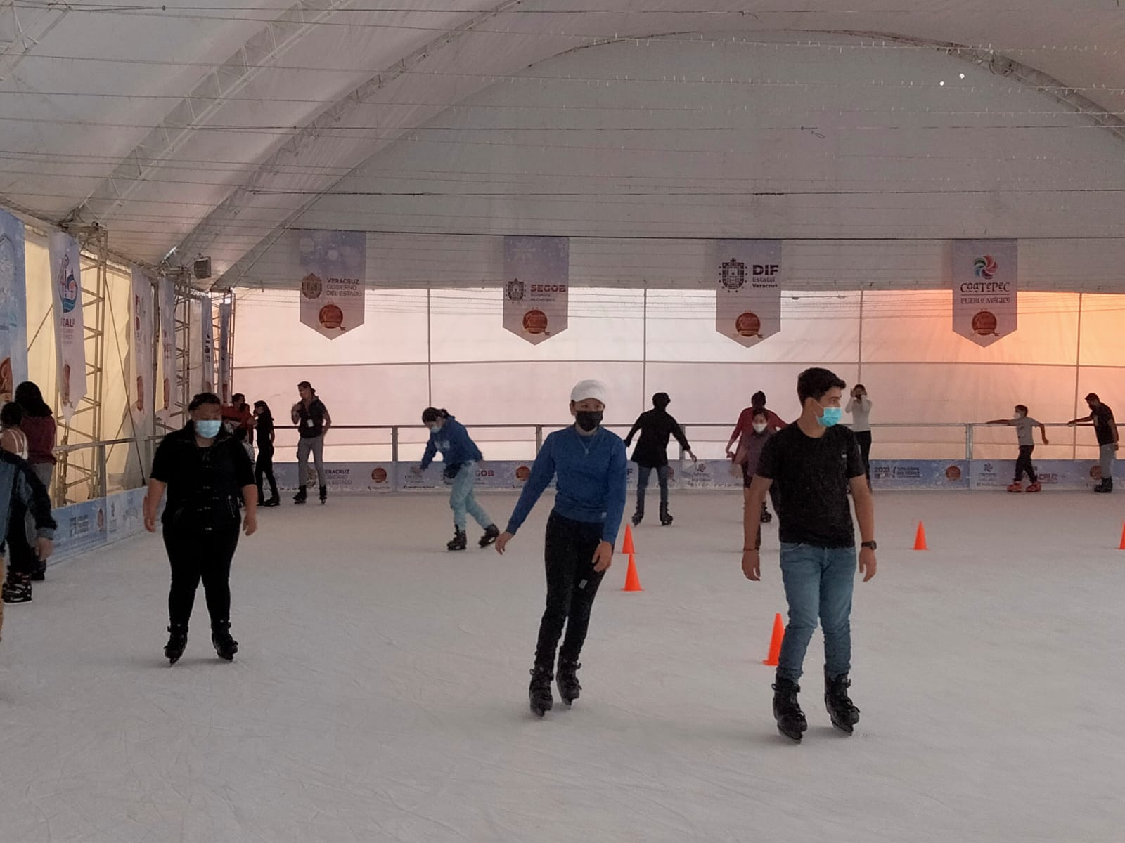 La pista de hielo de Coatepec fue una oportunidad para el esparcimiento familiar