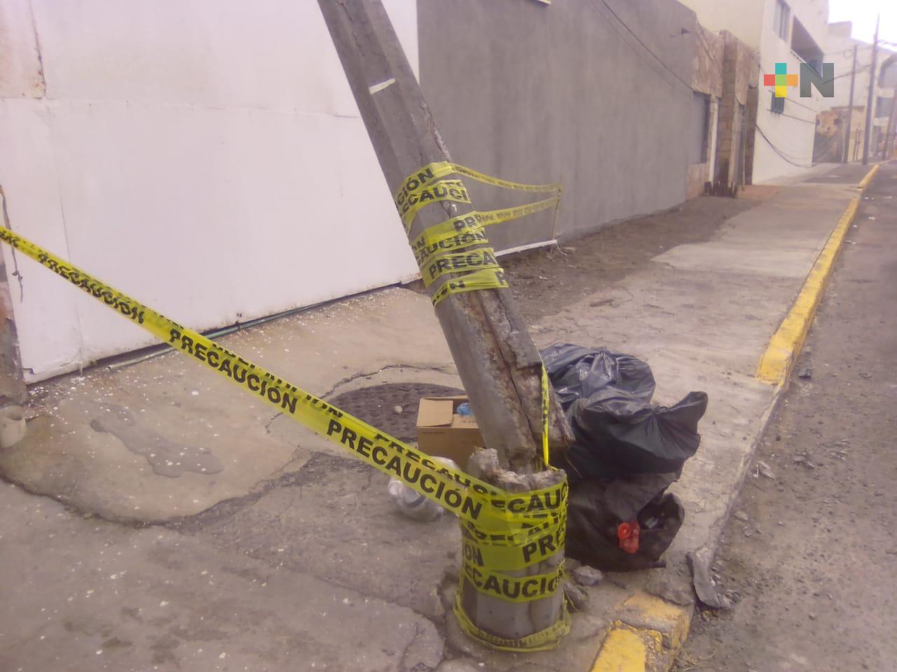 Poste de compañía de cable permanece derribado tras evento de norte en Boca del Río