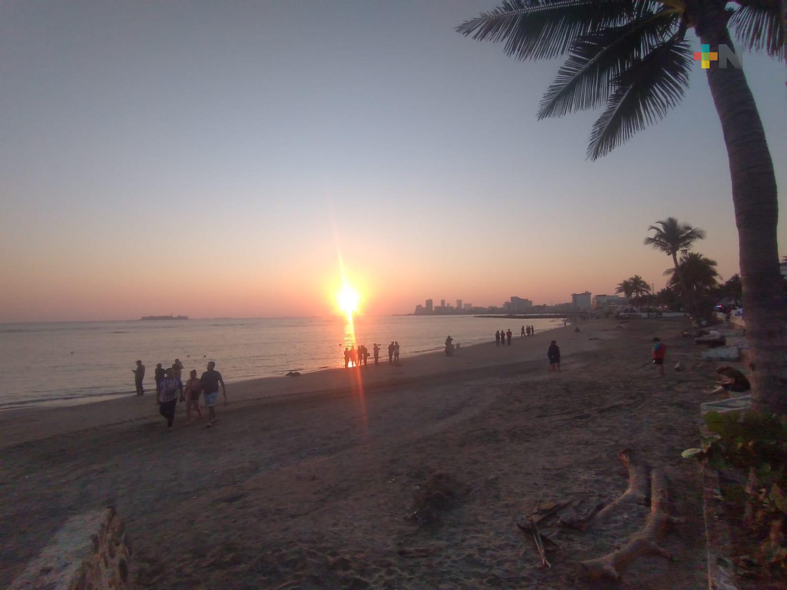 Turistas y locales acuden a recibir primer amanecer del 2022 al bulevar de Veracruz