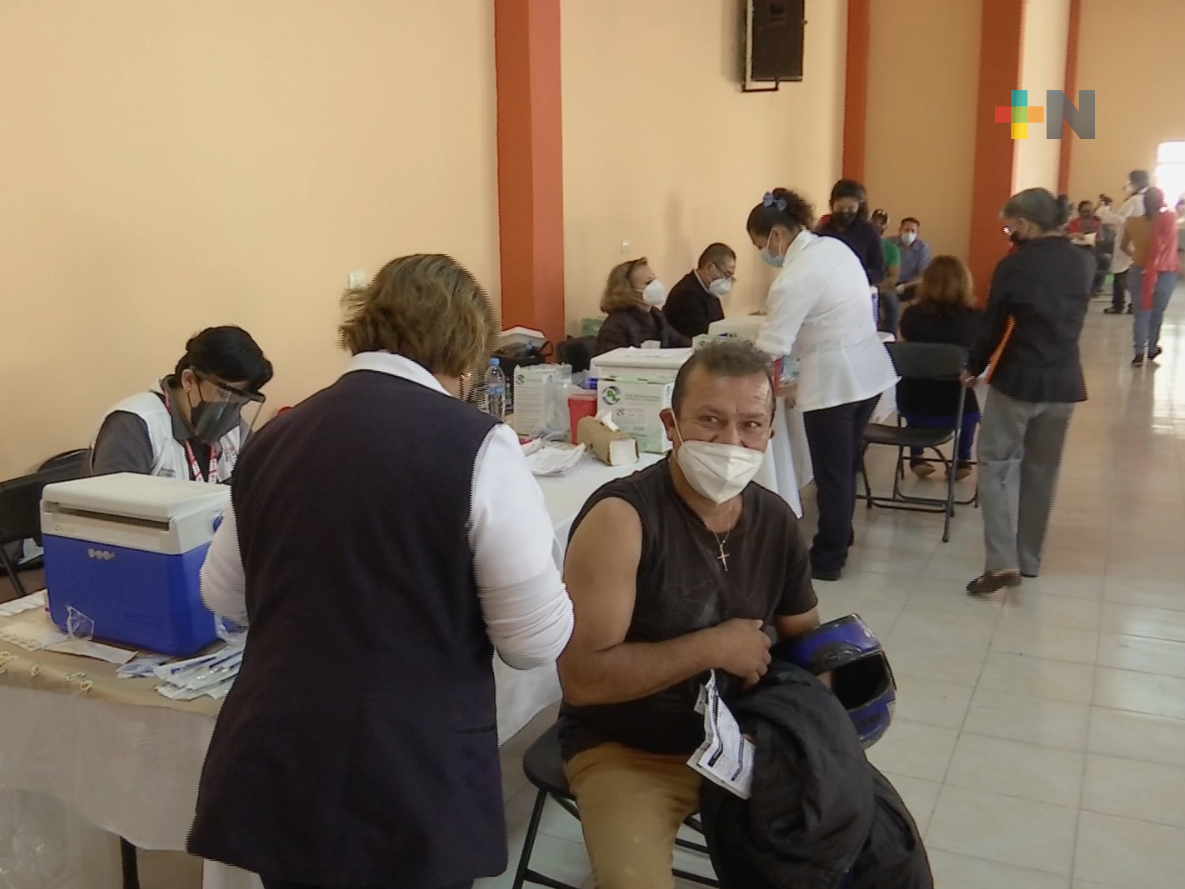 Aplican vacunas de refuerzo a personas de 40 a 59 años en congregación El Castillo