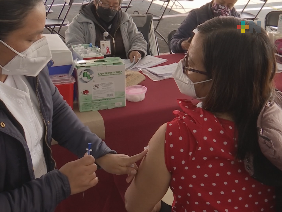 Ágil la aplicación de vacuna de refuerzo a personal educativo en Xalapa