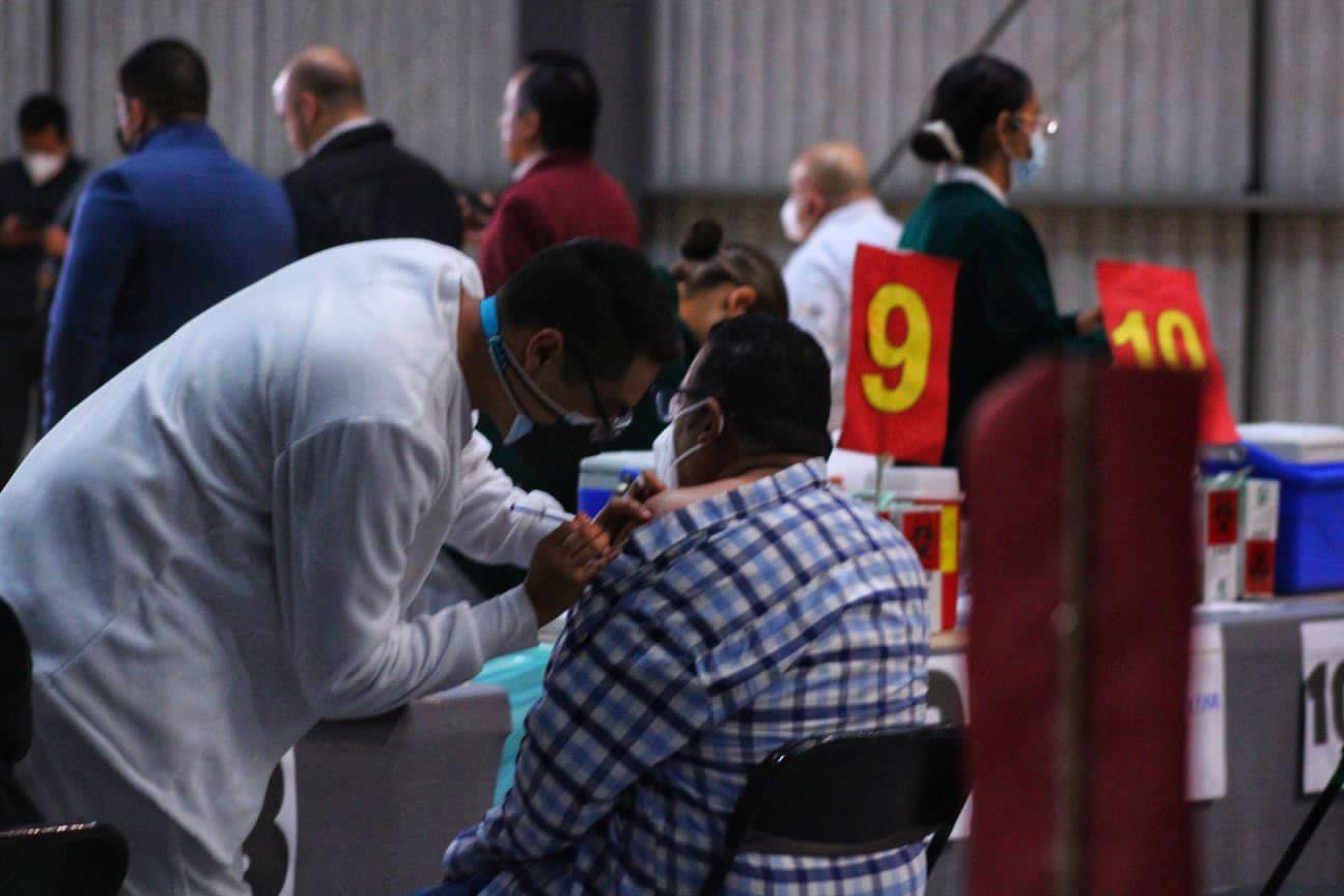 En primer día aplican refuerzo antiCovid a 7 mil docentes en Xalapa