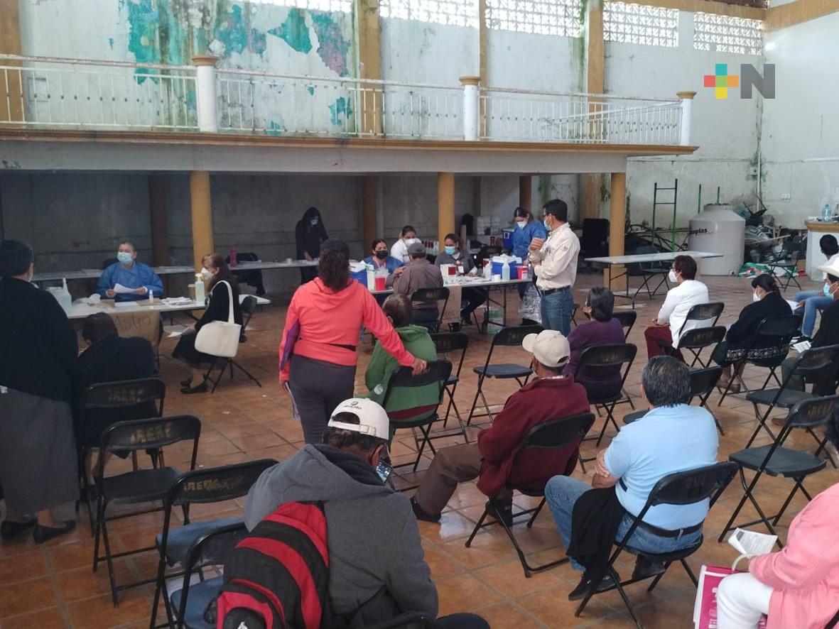 Vacunan a más de mil habitantes en el municipio de Rafael Lucio