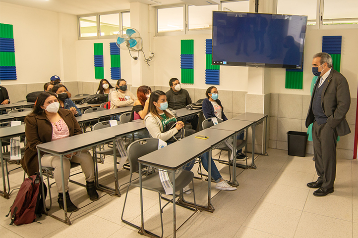 UV dio bienvenida a las aulas a estudiantes de las cinco regiones