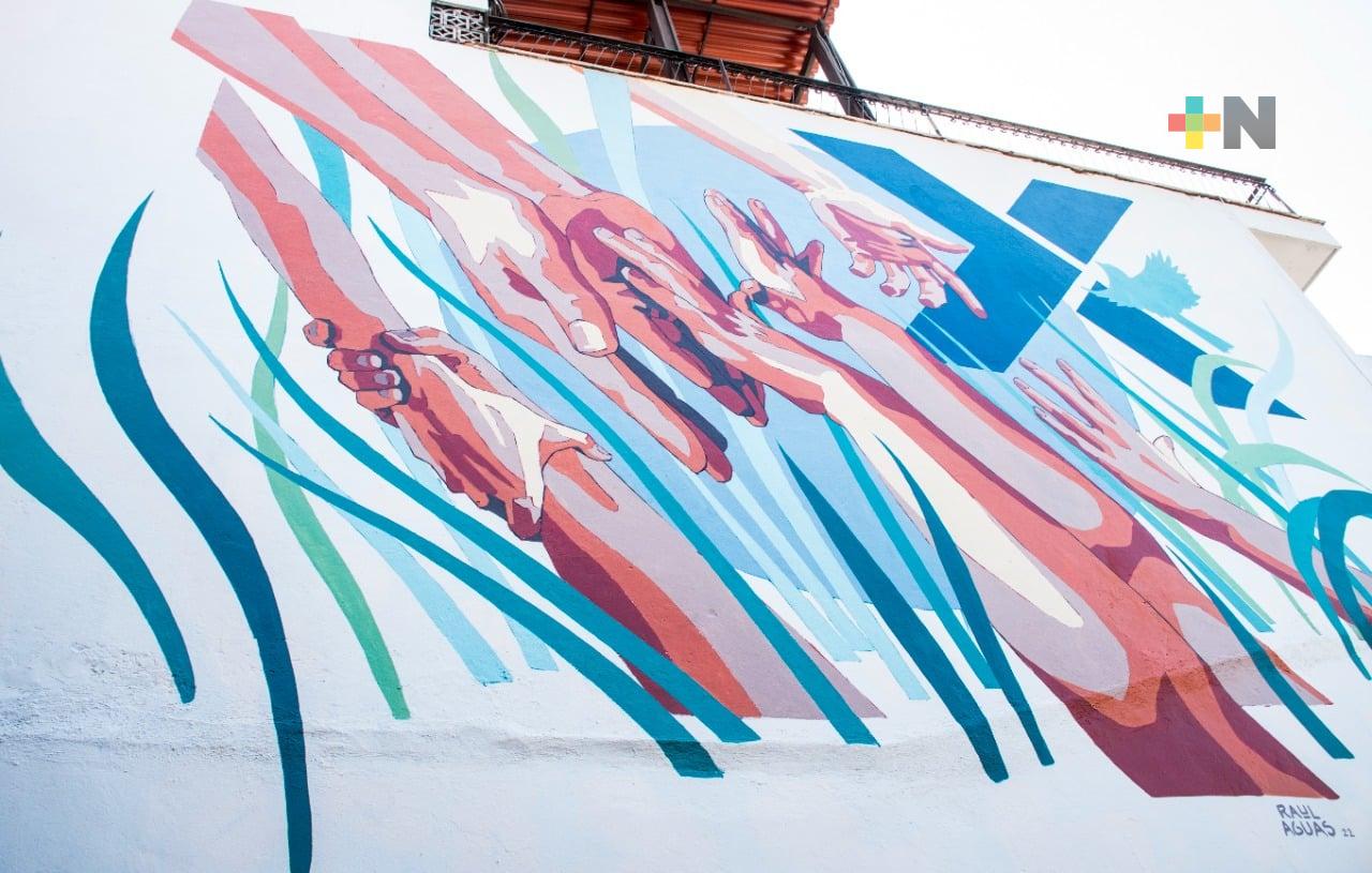 En Córdoba, Raúl Aguas plasma arte en su mural con temática de migrantes