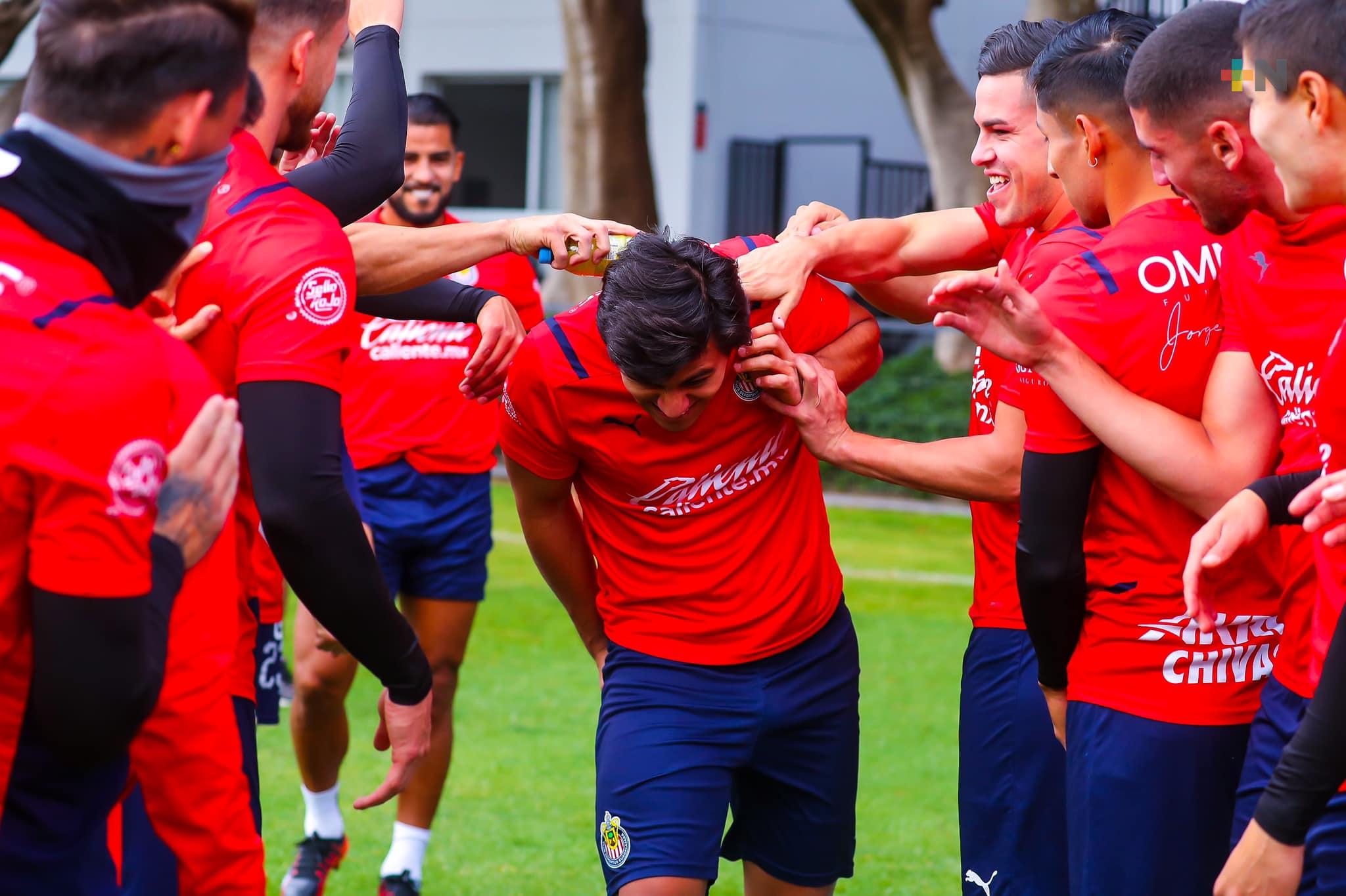 Chivas fortalece su ataque, J.J. Macías está de regreso