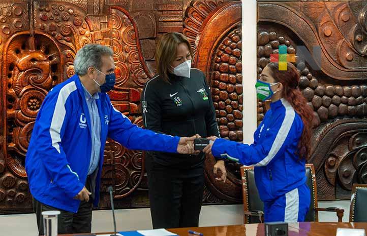 Deportistas de la UV recibieron relojes-monitores cardiacos