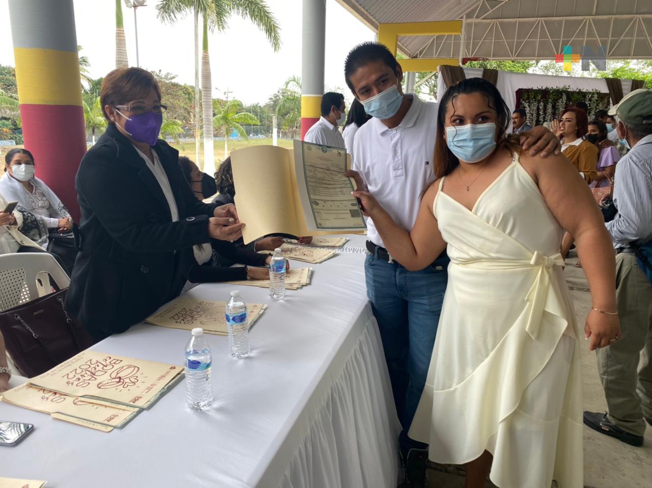 Más de 100 parejas legalizaron su unión en bodas colectivas en Tierra Blanca