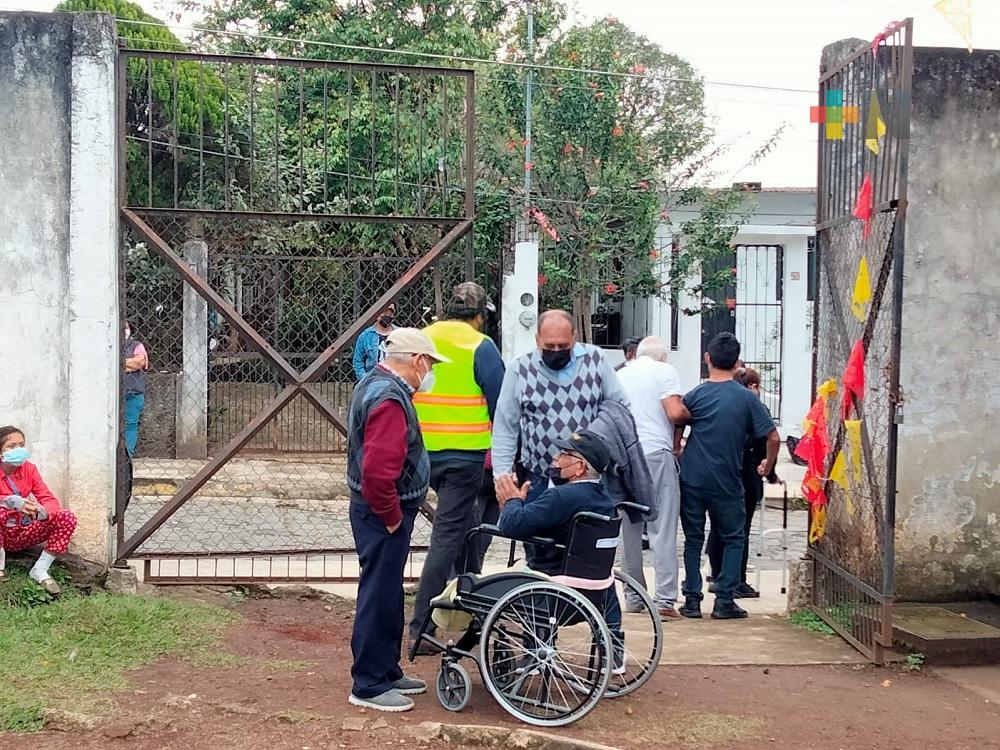 Autoridades de Teocelo apoyan a personas vulnerables por bajas temperaturas