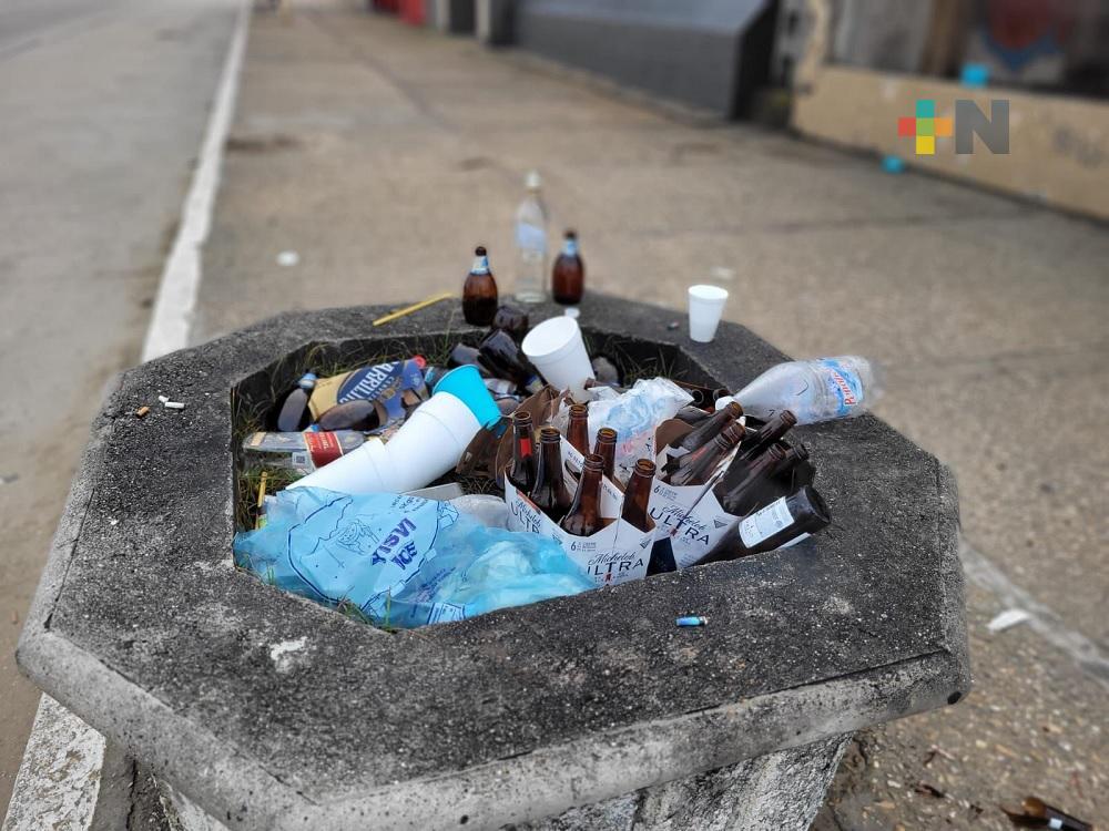 Jóvenes continúan dejando basura en malecón de Coatzacoalcos