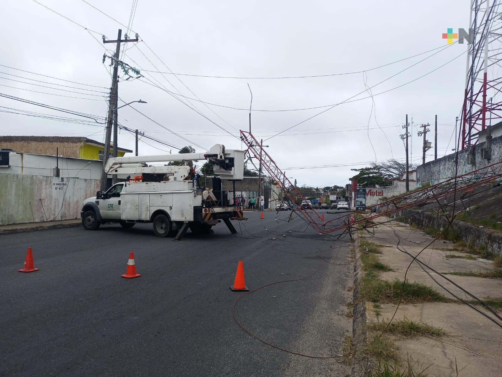 Rachas de viento provocan caída de antena radiofónica en Coatzacoalcos