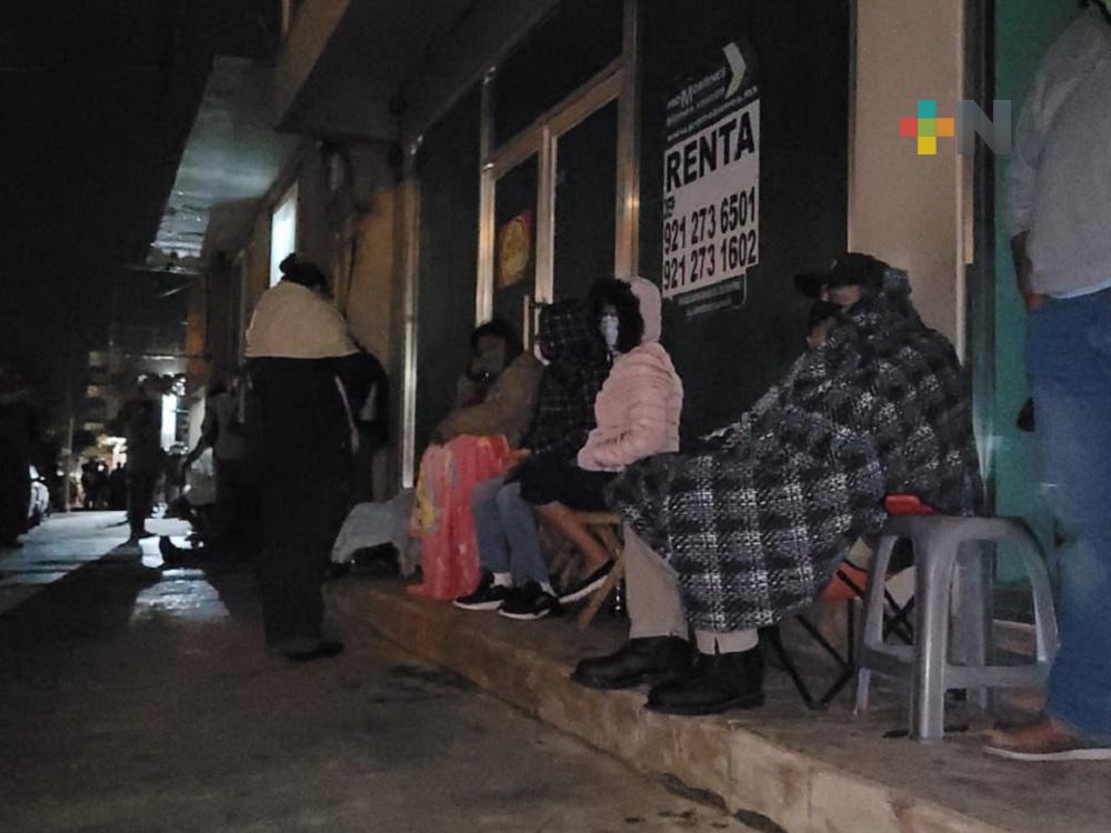 Ciudadanos madrugan para alcanzar ficha en módulo de licencias de Coatzacoalcos