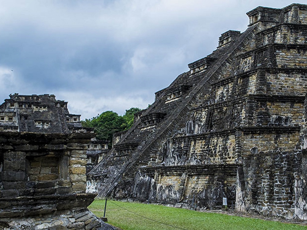 Contaminantes atmosféricos impactan edificaciones históricas
