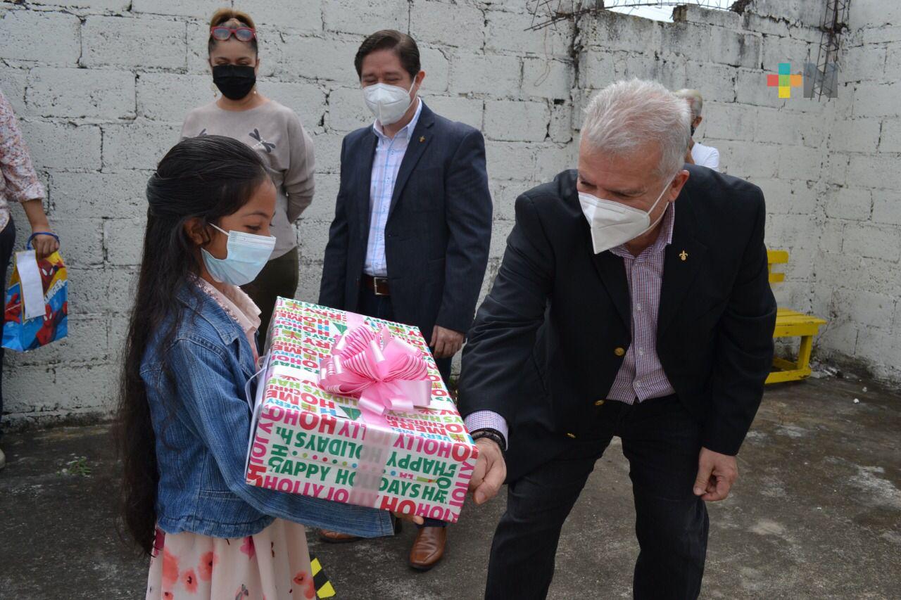 Comunidad UV de Veracruz y Boca del Río entregó juguetes y tenis a más de 100 niños de la región