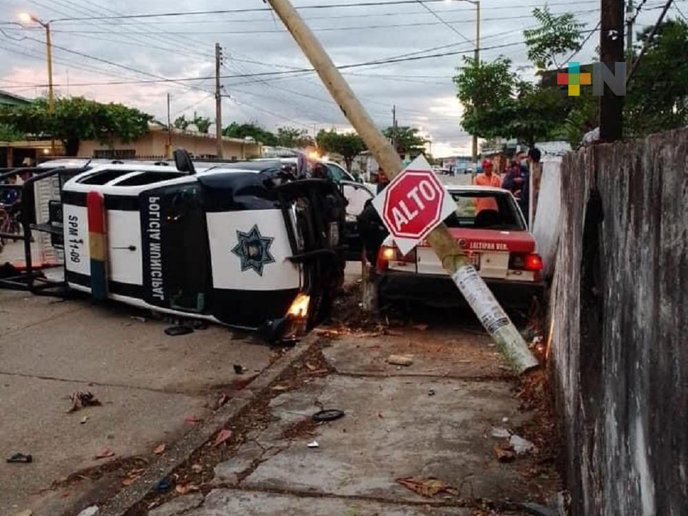 En Jáltipan, dos personas lesionadas tras choque entre taxi y patrulla municipal