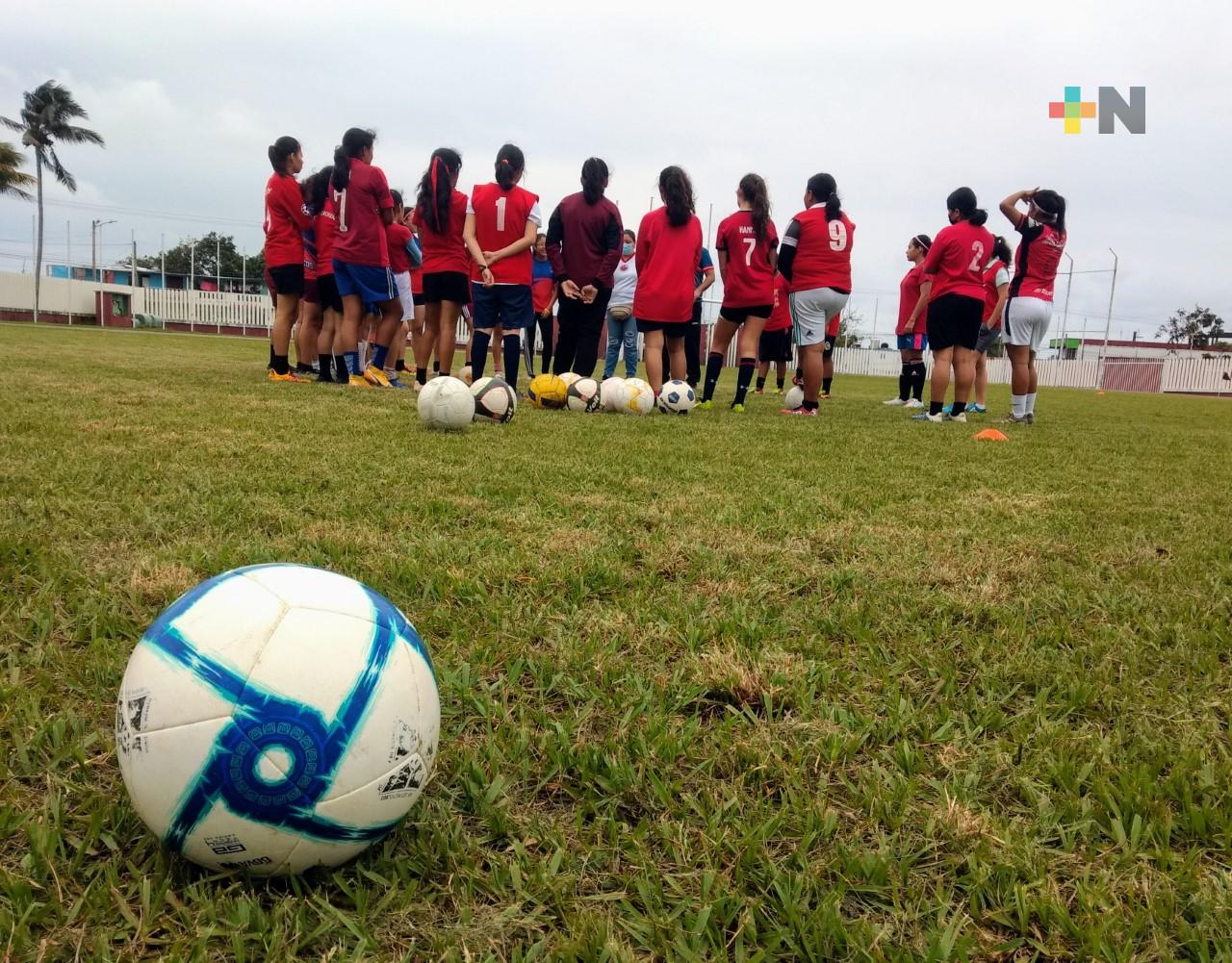 Coatza conforma equipos para futbol femenil de Juegos Conade