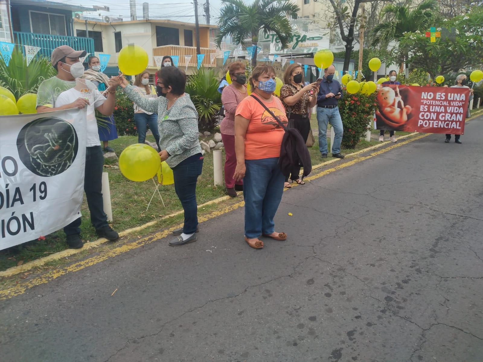 Grupos provida se manifiestan en Veracruz
