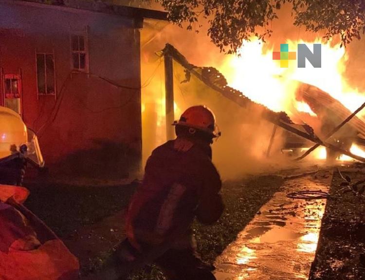 Incendio consume dos viviendas y dos autos en ejido de Coatzacoalcos