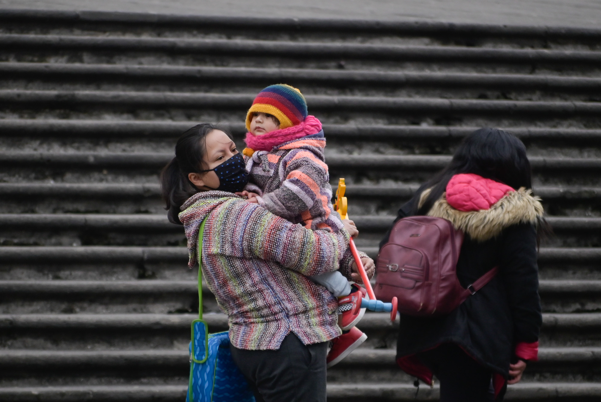 Abrigarse, consumir agua y frutas de temporada mantendrá temperatura corporal