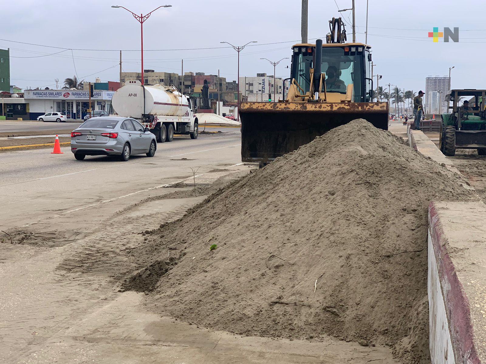 Retiran arena acumulada por rachas de vientos en malecón de Coatzacoalcos