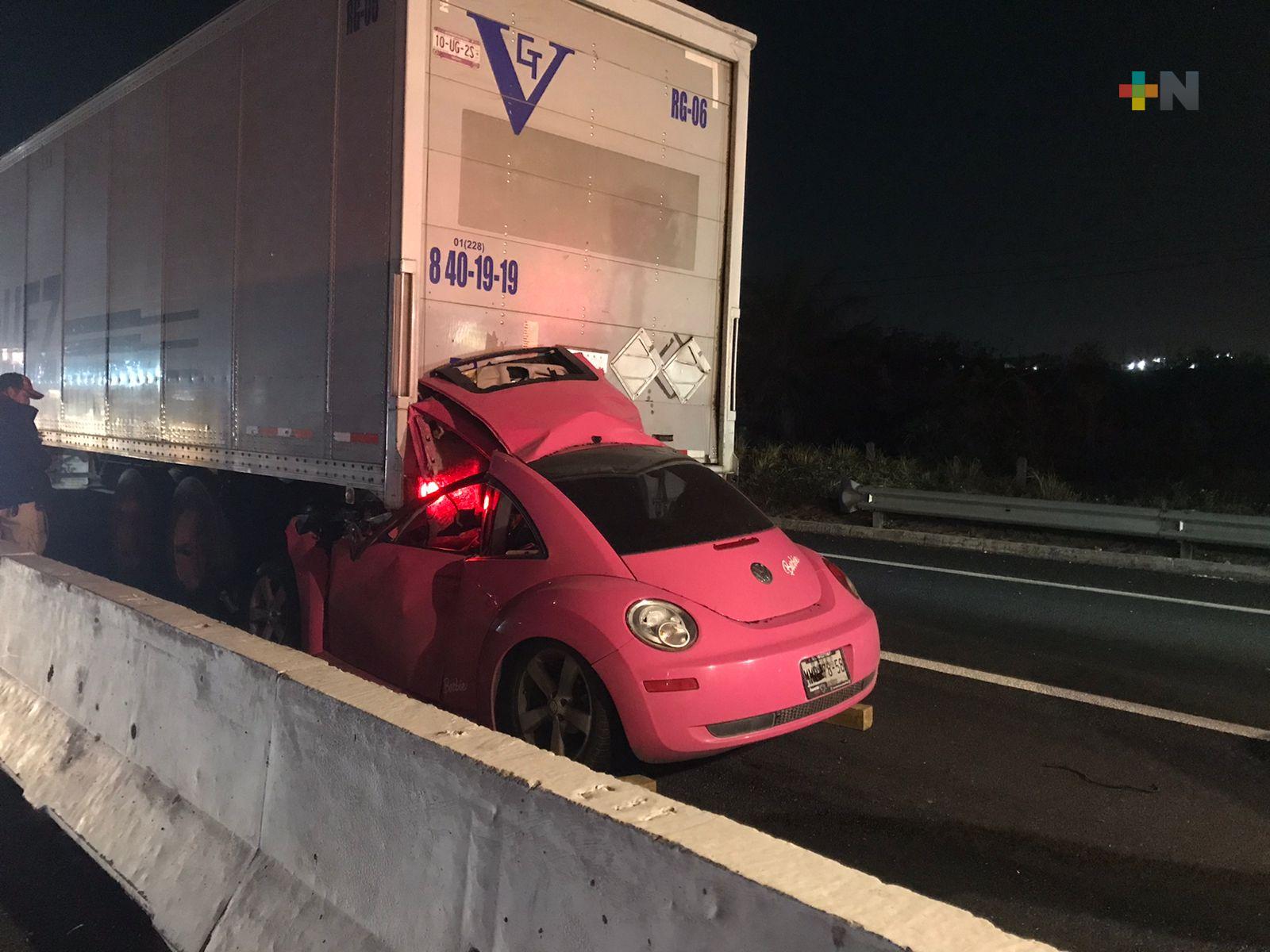 Muere mujer al chocar por alcance contra un tráiler en autopista Veracruz-Cardel