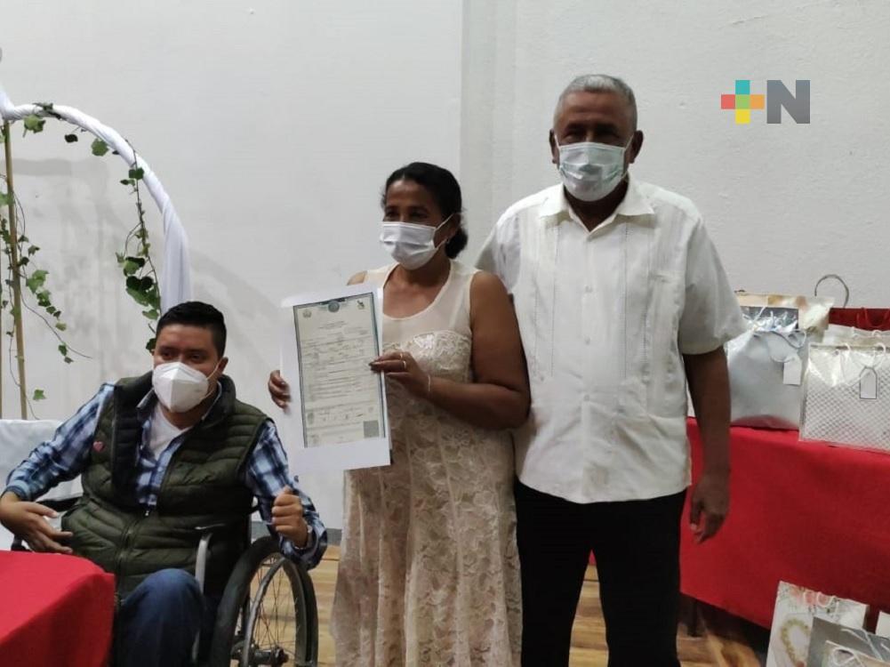 Pareja afromexicana aprovecha bodas colectivas para unirse en matrimonio