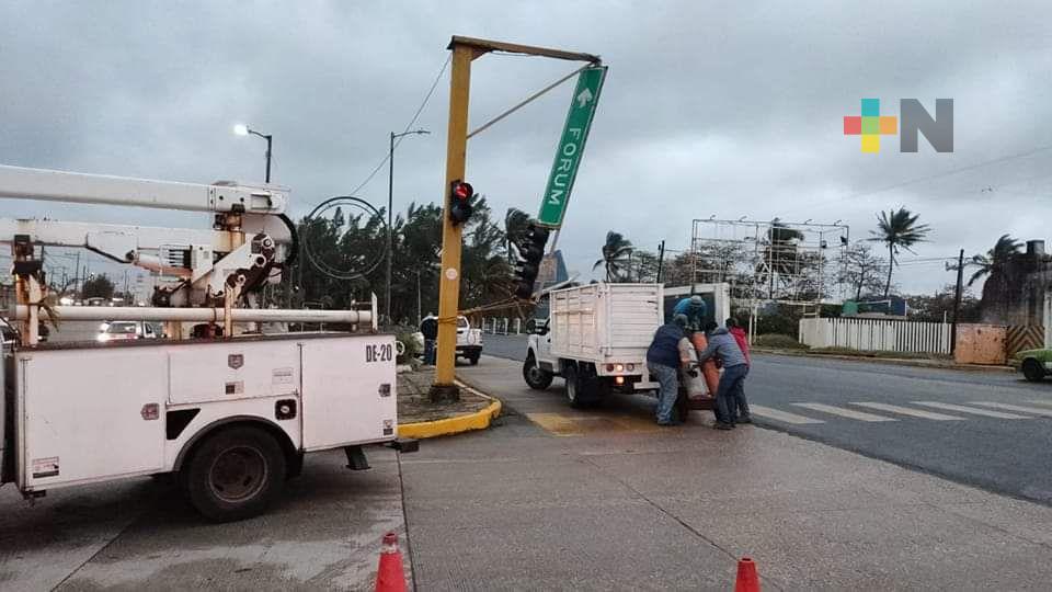 Retira PC de Coatzacoalcos poste de semáforo dañado por frente frío 28
