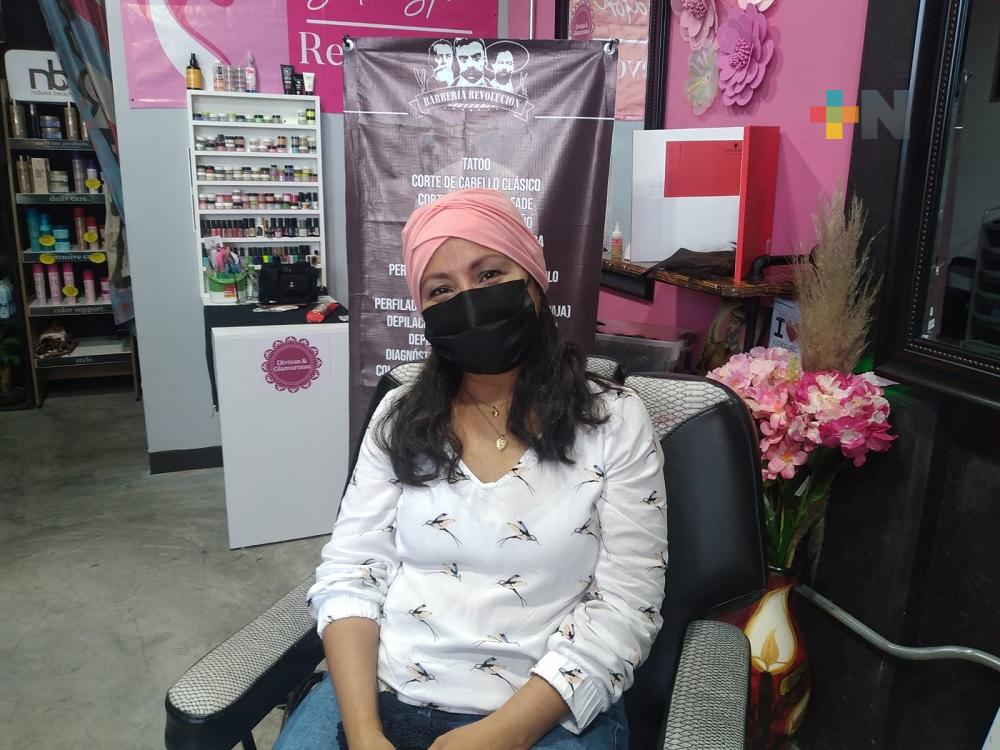 Recibe paciente con cáncer de mama su primer gorro oncológico