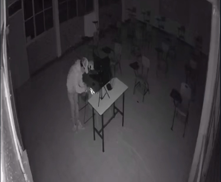 Roban en Escuela Secundaria Técnica 105 en Xalapa