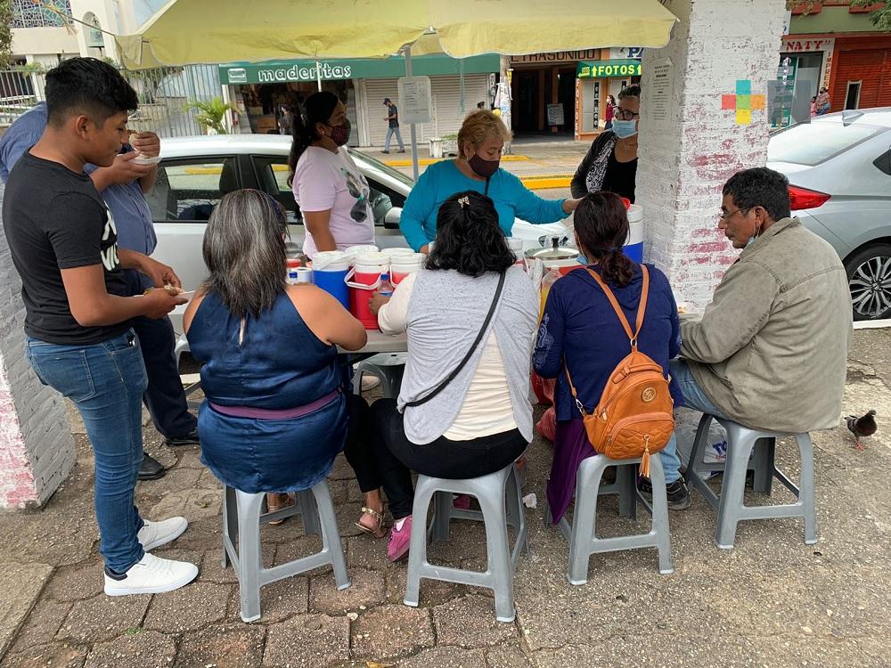 Salud Pública de Coatzacoalcos emite recomendaciones a vendedores de comida para evitar enfermedades