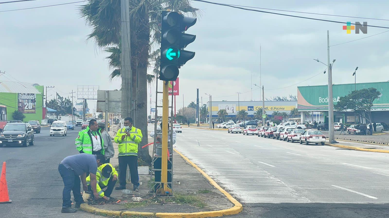 Reparan en Coatzacoalcos semáforos dañados por el frente frío 28