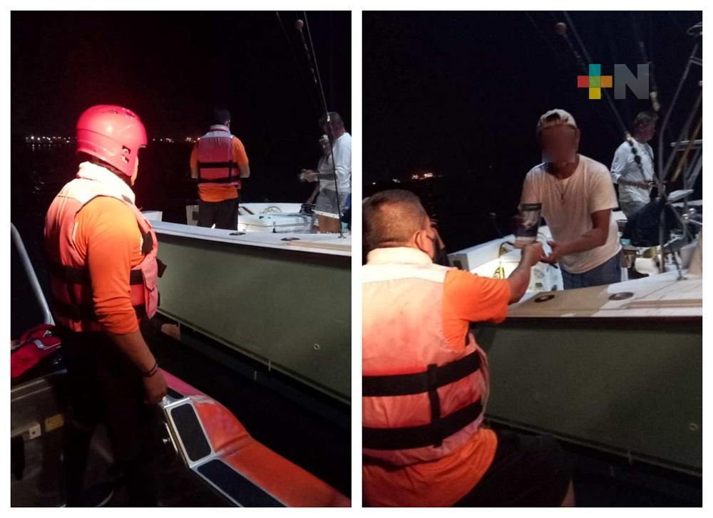 En diferentes acciones, Semar rescata 13 personas a bordo de dos yates en puerto de Veracruz