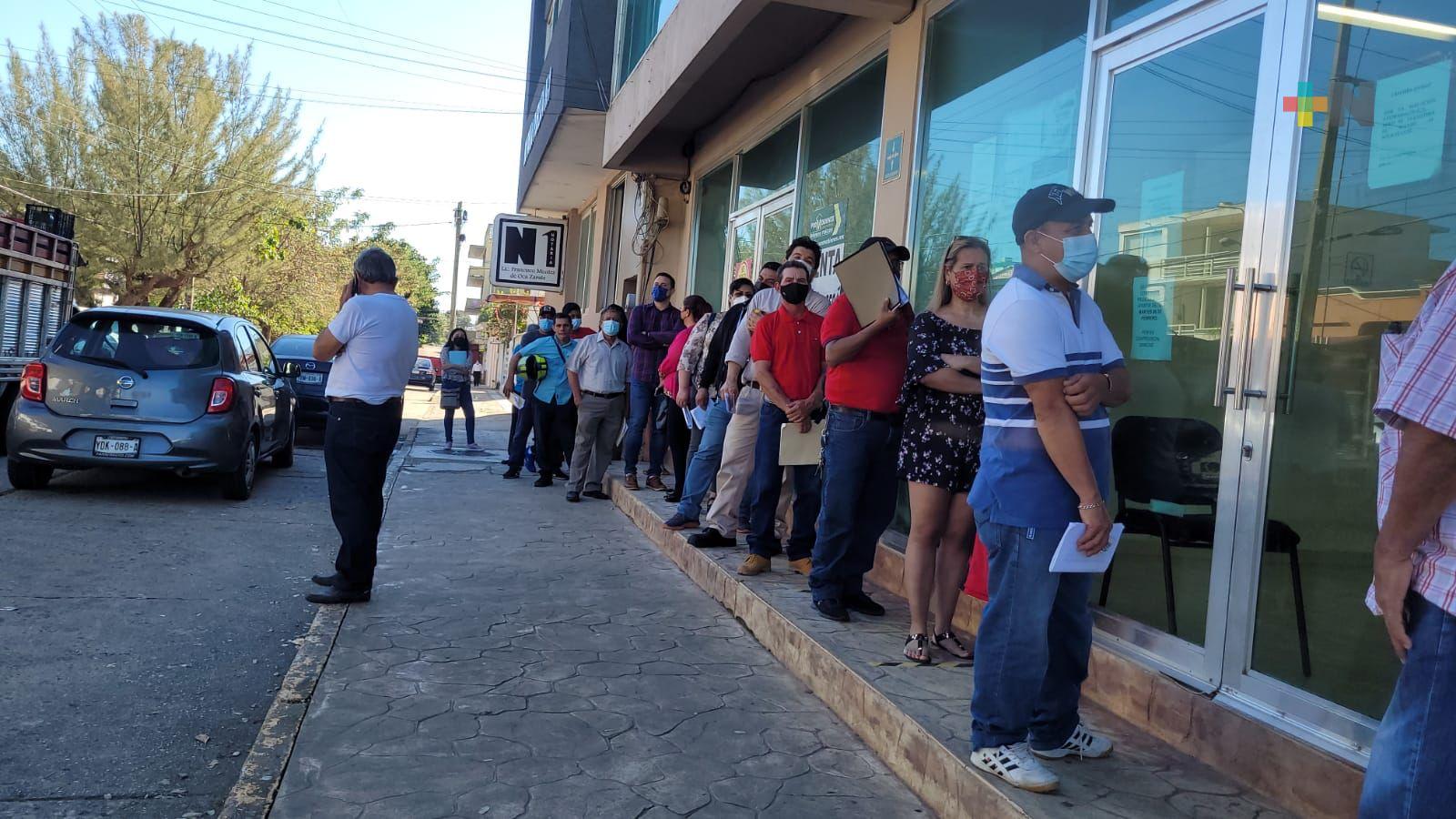 Molestia entre solicitantes de licencias en Coatza por insuficiencia en la atención