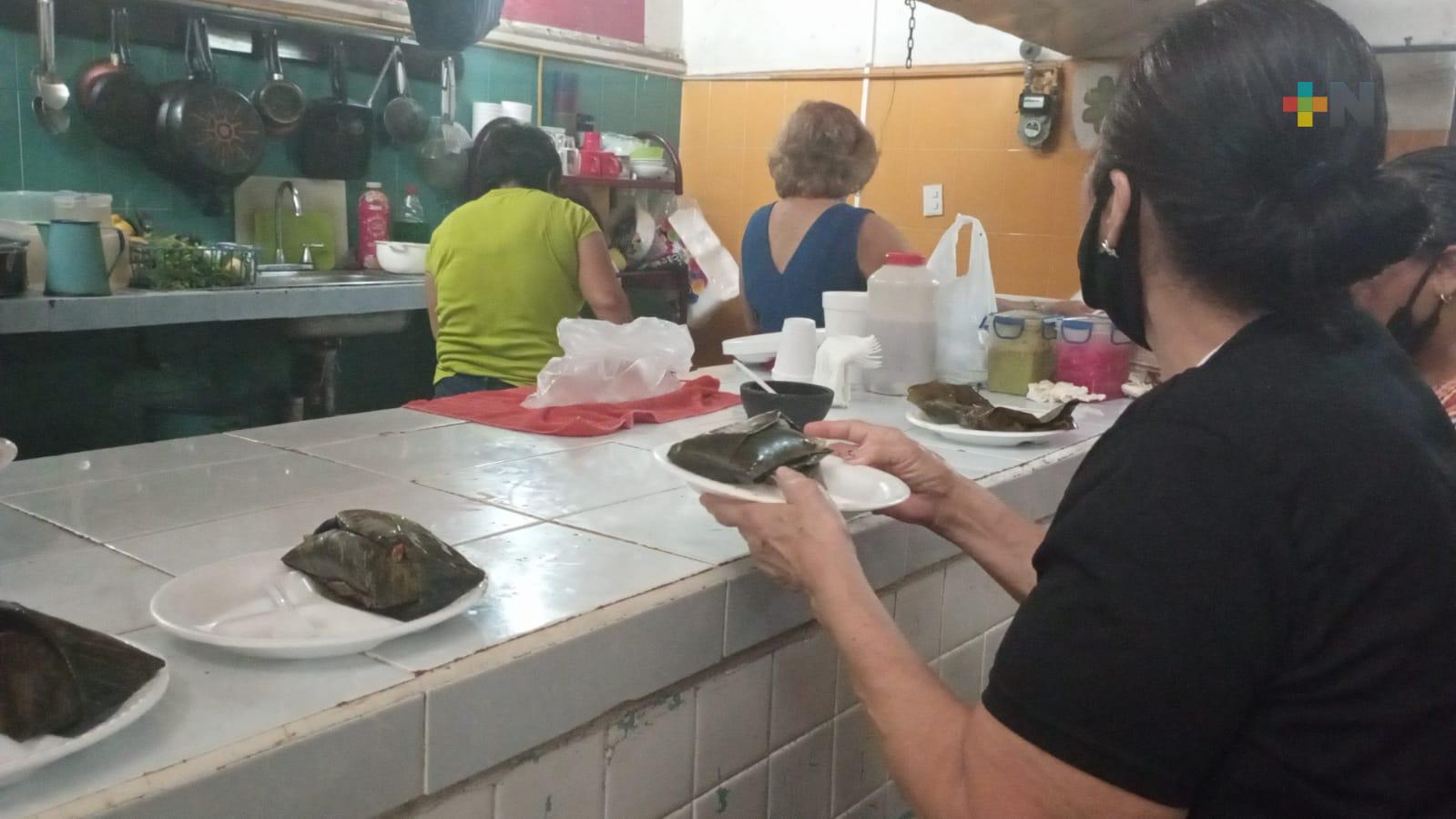 Comerciantes de Coatza regalan tamales como estrategia para reactivar ventas