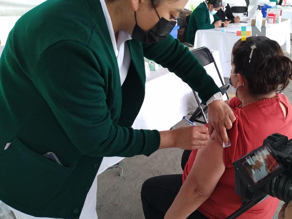 Recibe población de 50 a 59 años vacuna de refuerzo en municipio de Emiliano Zapata
