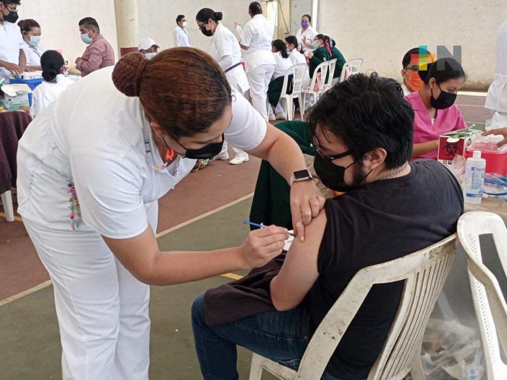 Gran respuesta de coatzacoalqueños en aplicación de vacuna de refuerzo