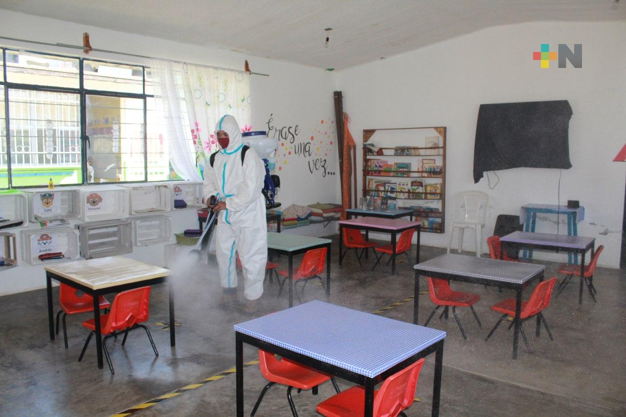 Personal de vectores sanitiza escuelas y oficinas públicas en Fortín