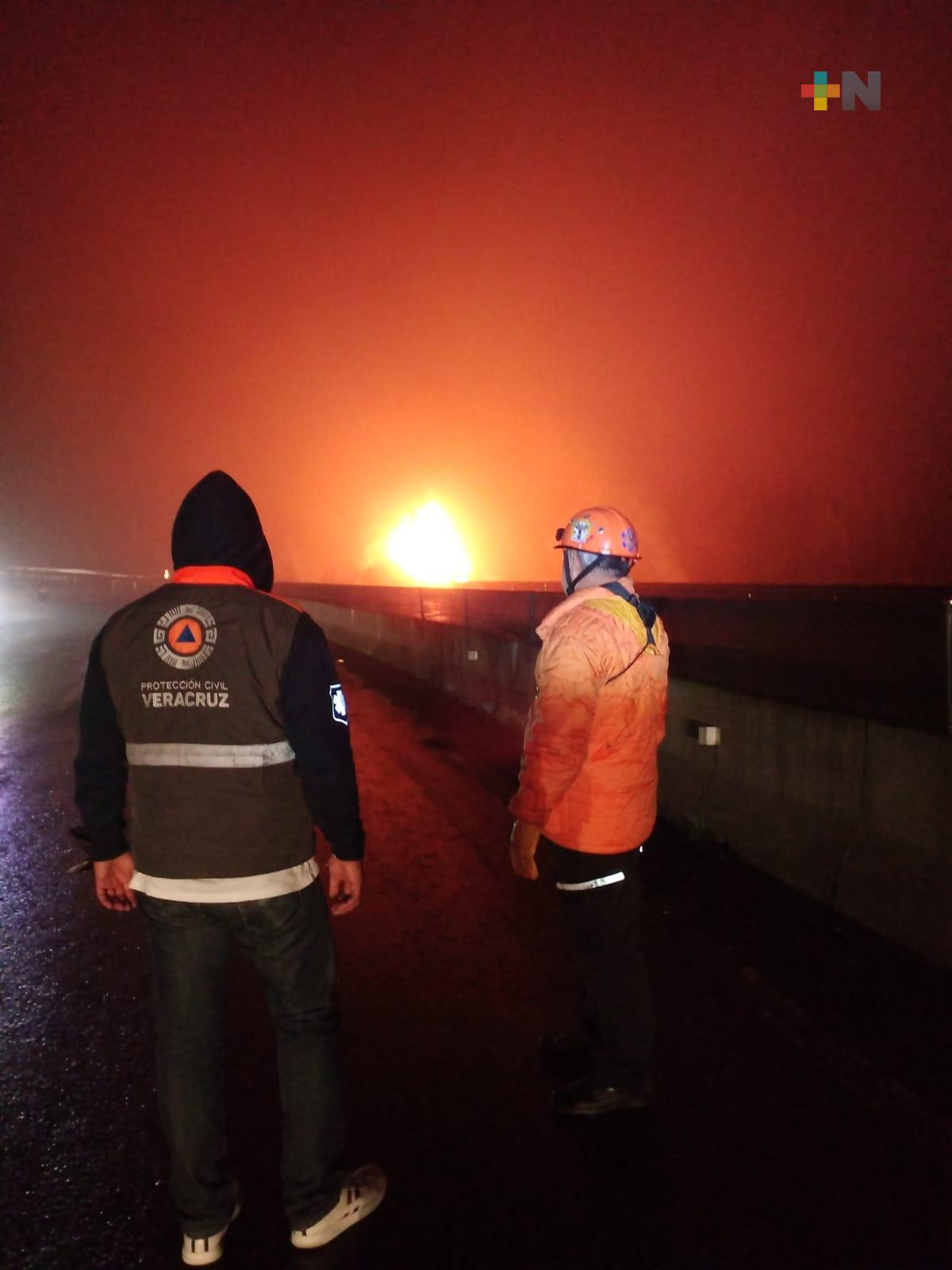 Incendio de vehículo en Tlacolulan