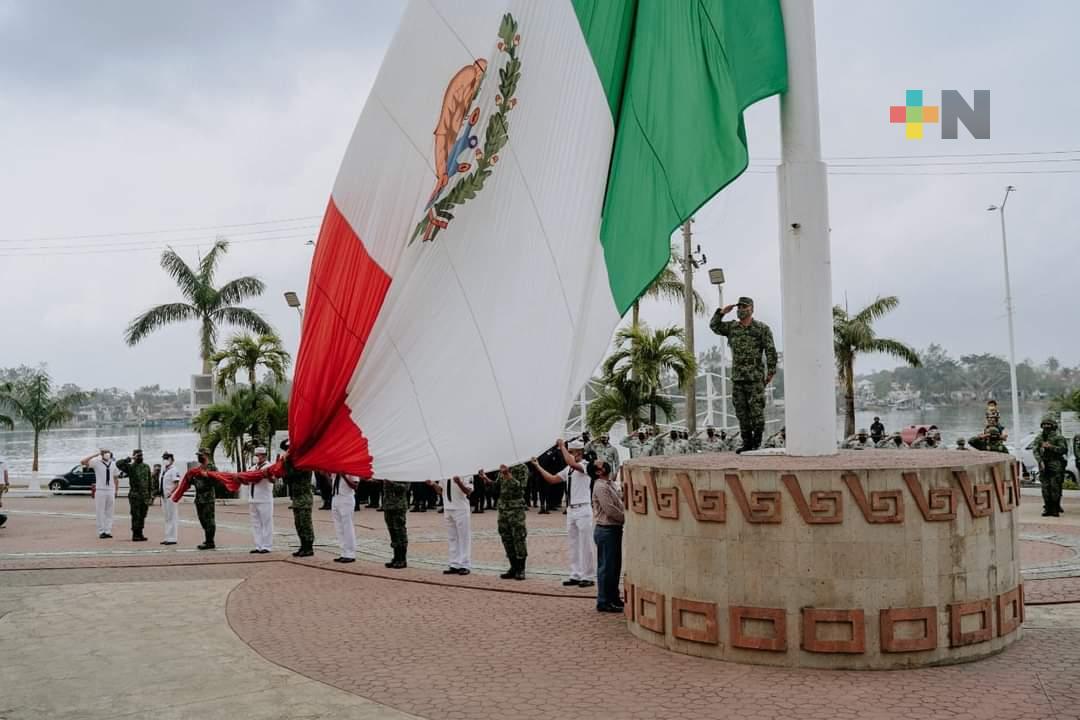 Destaca alcalde de Tuxpan a la Bandera Nacional como símbolo de pertenencia y hermandad entre mexicanos