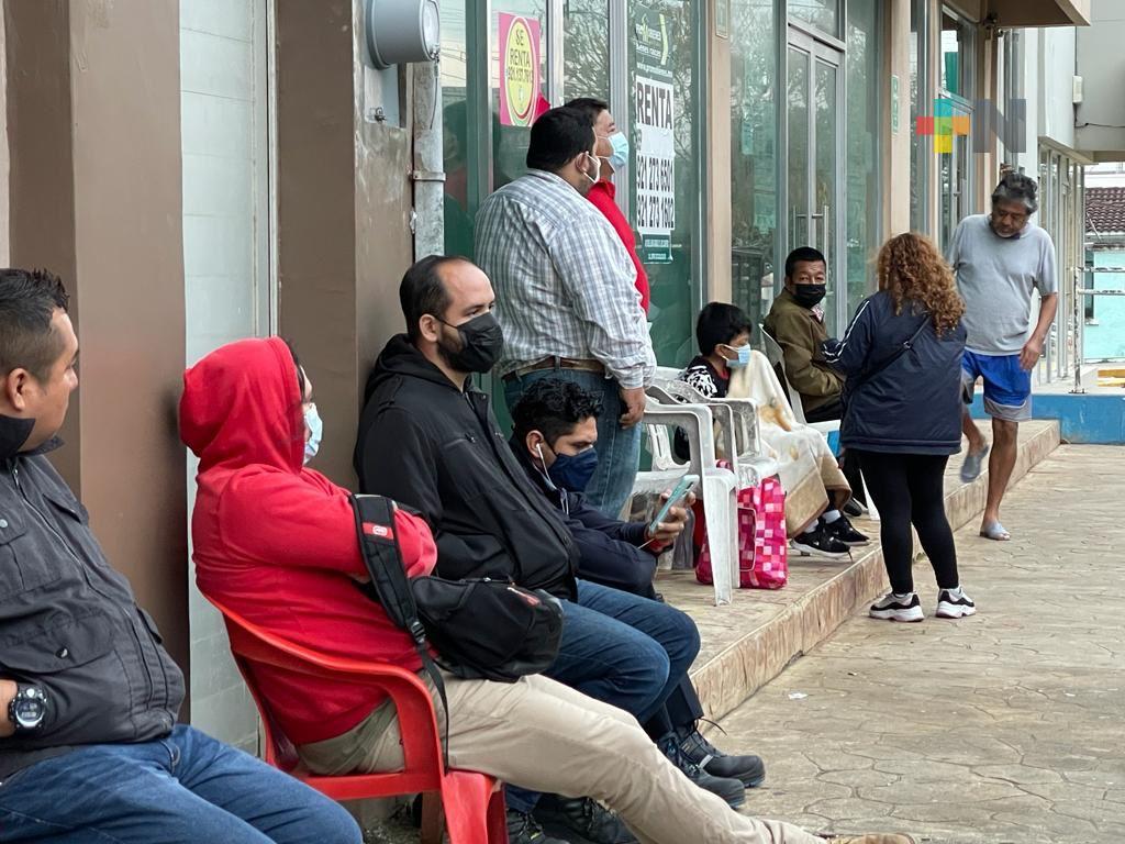 Denuncian apartado y venta de lugares en trámite de licencias en Coatza