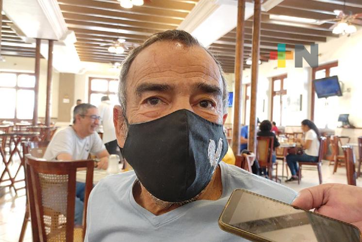 Destaca Damián Alcázar clima de seguridad en Veracruz y visita el puerto con su esposa