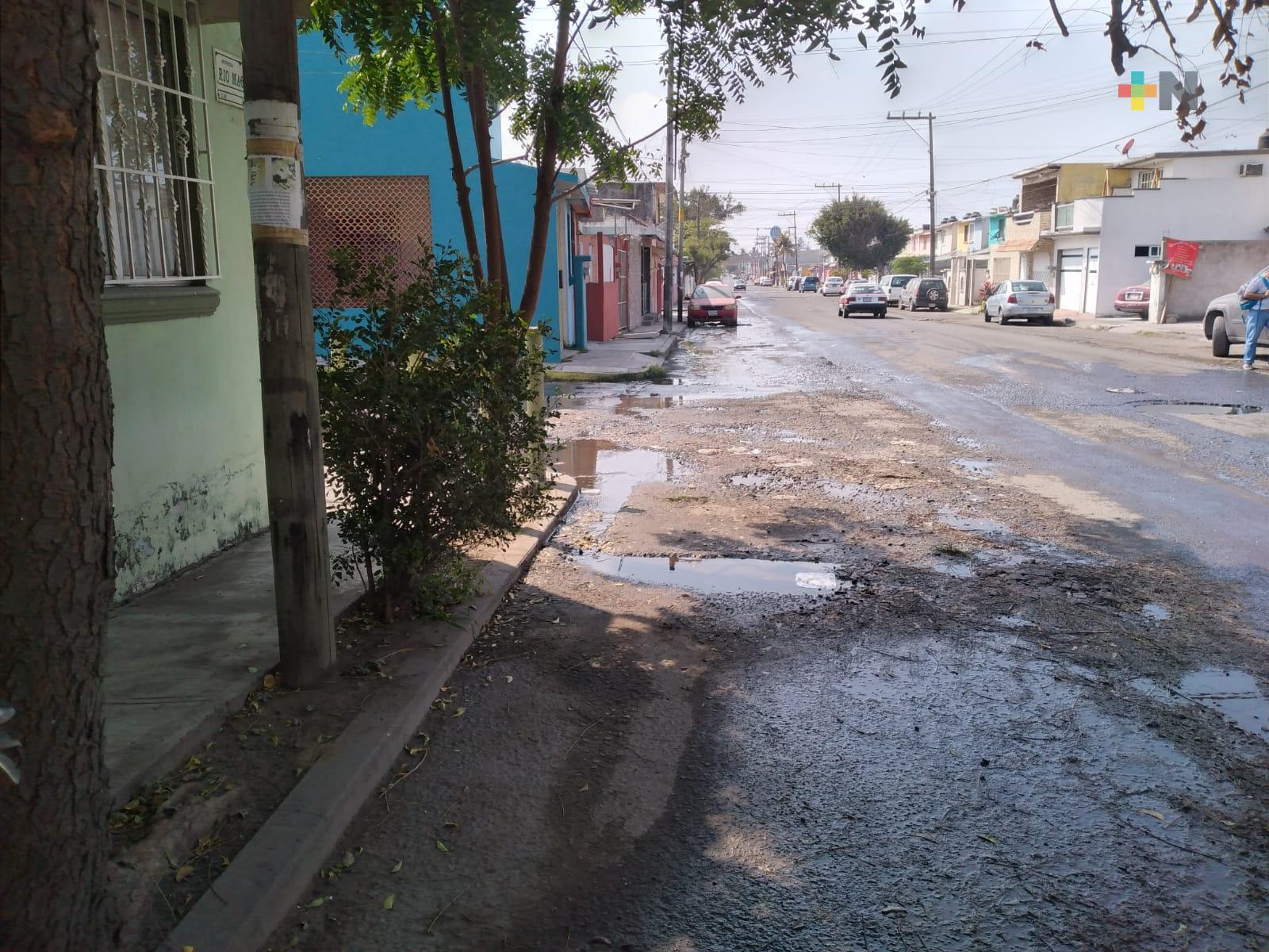 Piden atender baches y fugas de agua en fraccionamiento del Norte del municipio de Veracruz