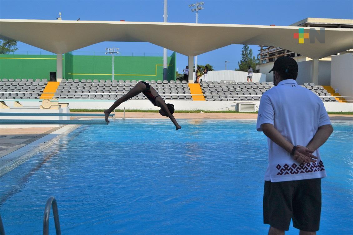 Reanudan clases de clavados en Leyes de Reforma