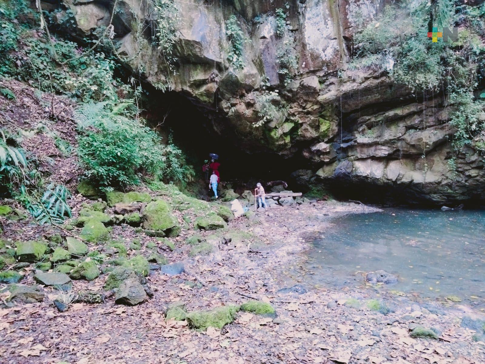 Durante jornada de limpieza del río Sedeño exploran una cavidad que aparentaba ser una cueva