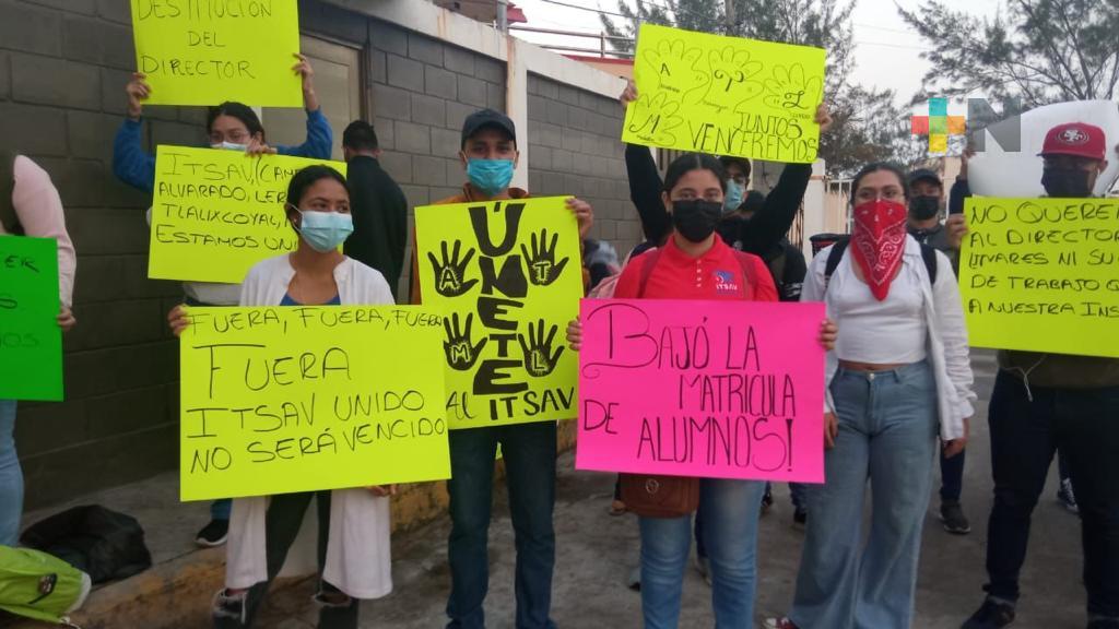 Estudiantes piden destitución del director del Tecnológico de Alvarado