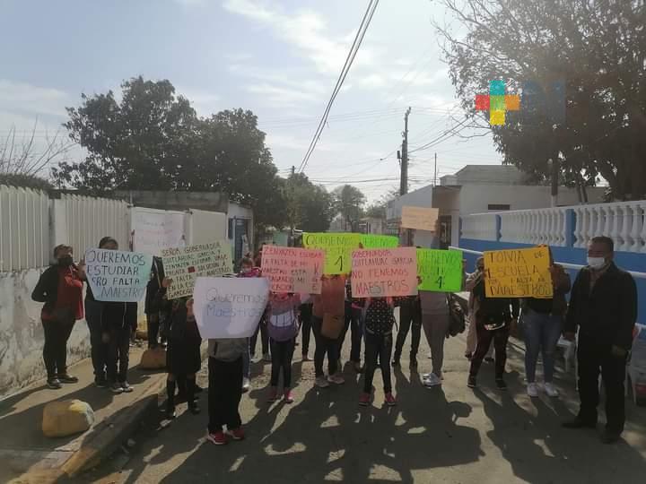 Toman primaria por falta de docentes en municipio de Veracruz; piden apoyo a SEV