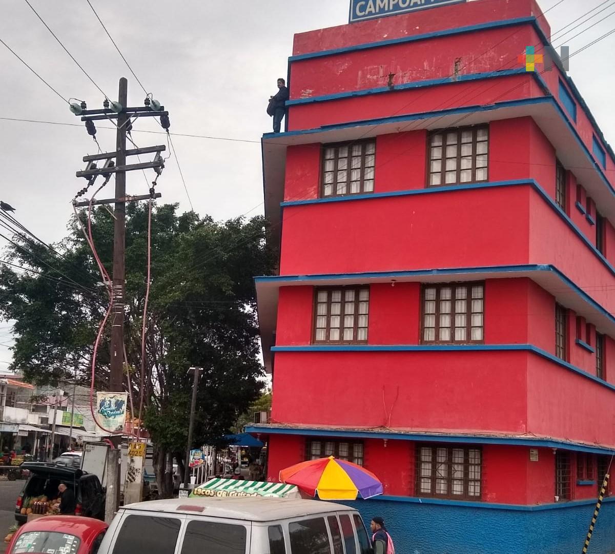 Causa alarma hombre atrincherado en la cornisa de motel de Veracruz