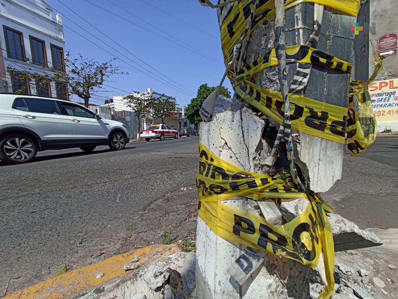 Reportan poste de CFE a punto de caer en centro de la ciudad de Veracruz