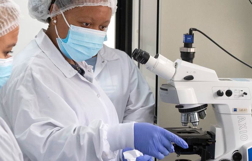 Seis países africanos producirán sus propias vacunas de ARN mensajero